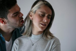 چرا در روابط سمی میمانیم؟ دلایل و راهکارهای خروج از دام روابط ناسالم